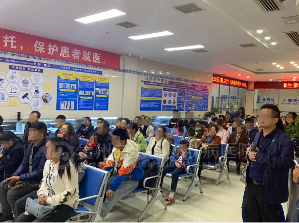 健康讲堂|孟中平教授《秋季白癜风防治健康知识》讲座今日在贵州白癜风皮肤病医院火热开讲!