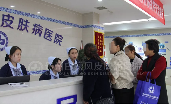 健康讲堂|孟中平教授《秋季白癜风防治健康知识》讲座今日在贵州白癜风皮肤病医院火热开讲!